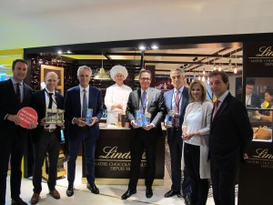 Lindt & Sprüngli and Dufry at TFWA Cannes. Florian Gattiker, Regional Sales Manager Europe & Markus Suter, Regional Sales Manager The Americas, Lindt & Sprüngli, Julian Diaz, CEO Dufry,Patrick Fuchs, Maitre Chocolatier, Peter Zehnder, Head of Division Duty Free, Lindt & Sprüngli, Antonio Gea, Dufry Global COO, Manuela Facheris, Dufry Global Category Head – Confectionary, & Eduardo Heusi, Dufry Global Category Director Confectionery