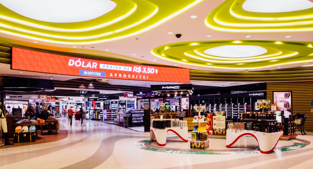  A diverse world of goods tempts travelers at Dufry’s new walk-through concept travel retail store at Rio de Janeiro’s RIOgaleão International Airport. Crédito_Divulgação.