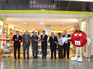 Chase International’s Chase Donaldson (far left) and Otis McAllister’s Dan Bush (far right) join Greg Paradies (center) and representatives of JFKIAT and Lagardé at the official opening of the So Chocolate! concept at JFK Terminal 4.